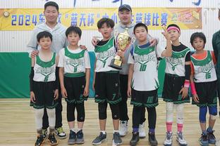 Còn 5 ngày nữa là đến vòng đấu loại! Đội bóng rổ Trung Quốc chụp ảnh huấn luyện bóng rổ nam Trung Quốc
